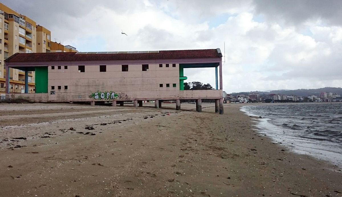 Edificio del CIRA en la playa de Compostela en Vilagarcía