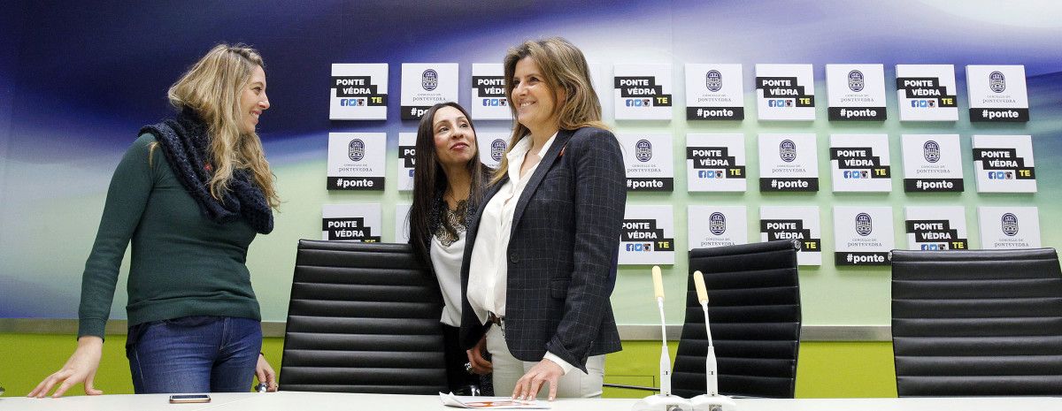María Rey, acompañada de Lucía Pedroso e Carolina Hincapié