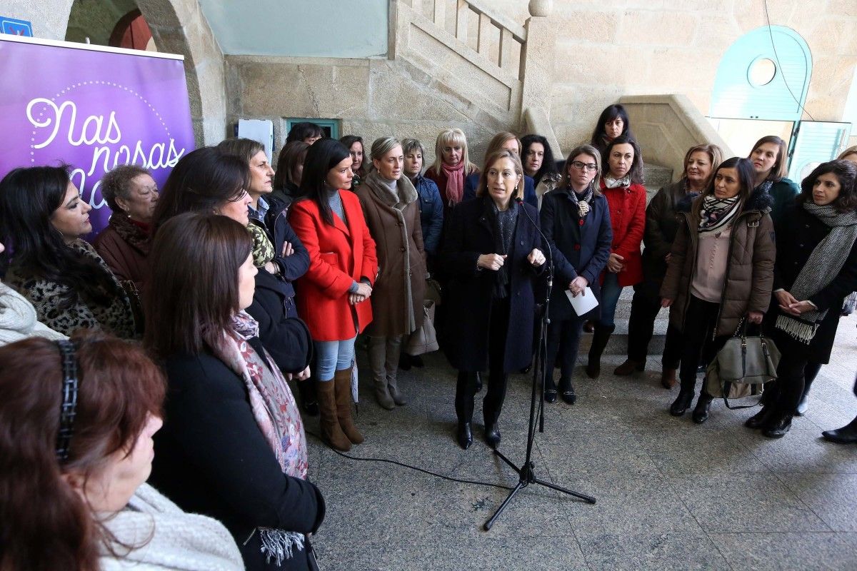 Acto del PP provincial con motivo del Día Internacional de la Muller en la plaza de abastos de Pontevedra