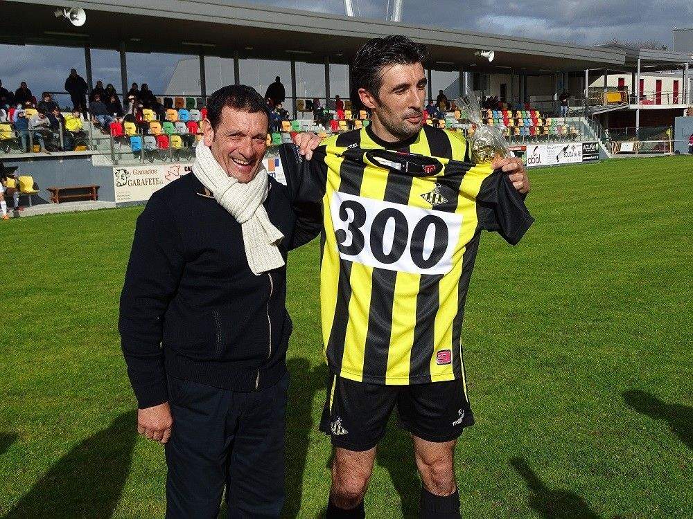 Homenaxe a Changui antes de comezar o Ribadumia-Racing Villalbés na Senra
