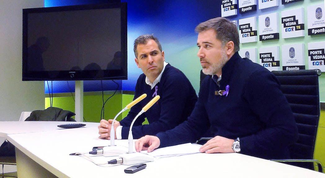 O portavoz do PP, Jacobo Moreira, co concelleiro Rafael Domínguez