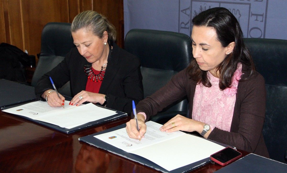 Teresa Pedrosa y María Ramallo firman el convenio entre Zona Franca y el Concello de Marín