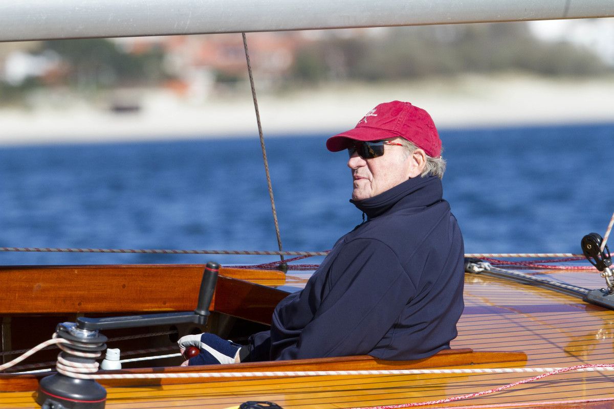 El rey emérito Juan Carlos I navegando por la ría de Pontevedra