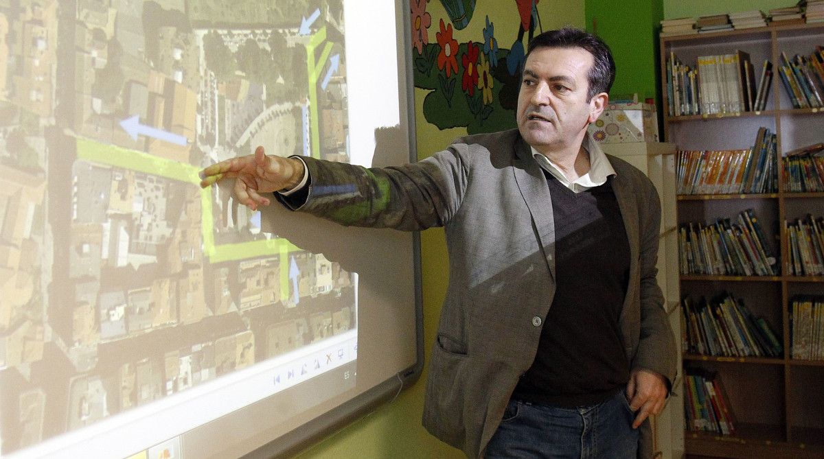 Luis Bará durante a reunión cos veciños no colexio Barcelos Luis Bará durante a reunión cos veciños no colexio Barcelos