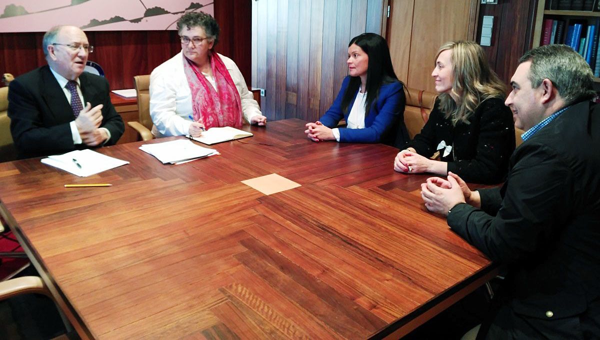 Reunión de diputados populares con la Valedora do Pobo