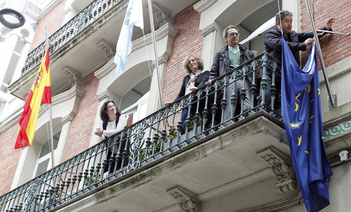 Baixada da bandeira da UE do edificio municipal de Michelena 30