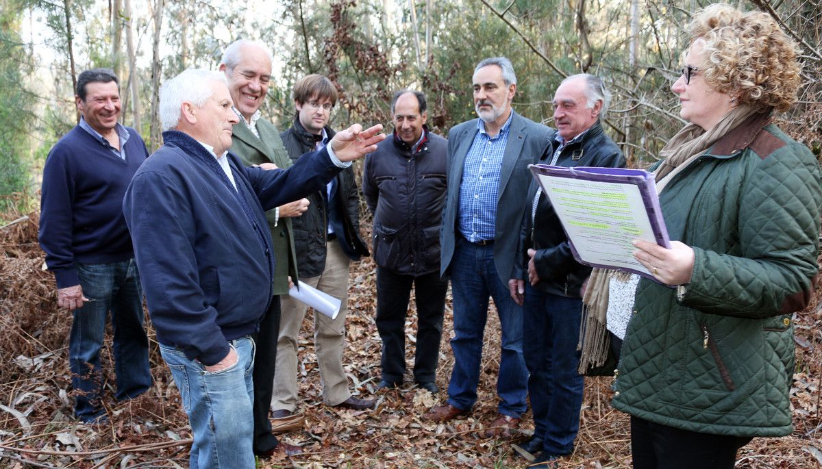 Reunión de José Manuel Cores Tourís e Francisco Menéndez con representantes da plataforma da PO-531 