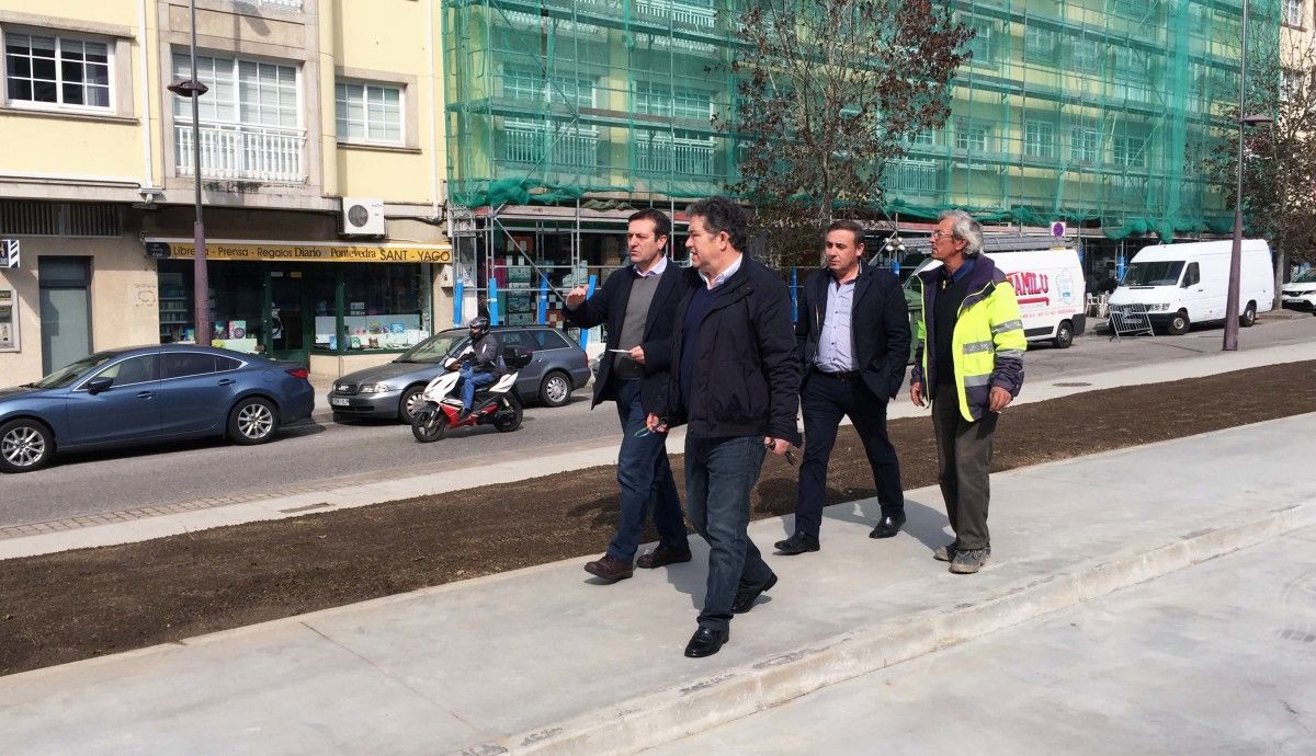 Visita de Fernández Lores ás obras de reforma da praza de Pasarón