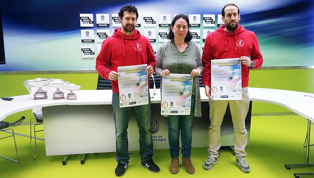 Representantes do Club Waterpolo Galaico Pontevedra xunto coa concelleira Anxos Riveiro, na presentación da V edición do Cidade de Pontevedra