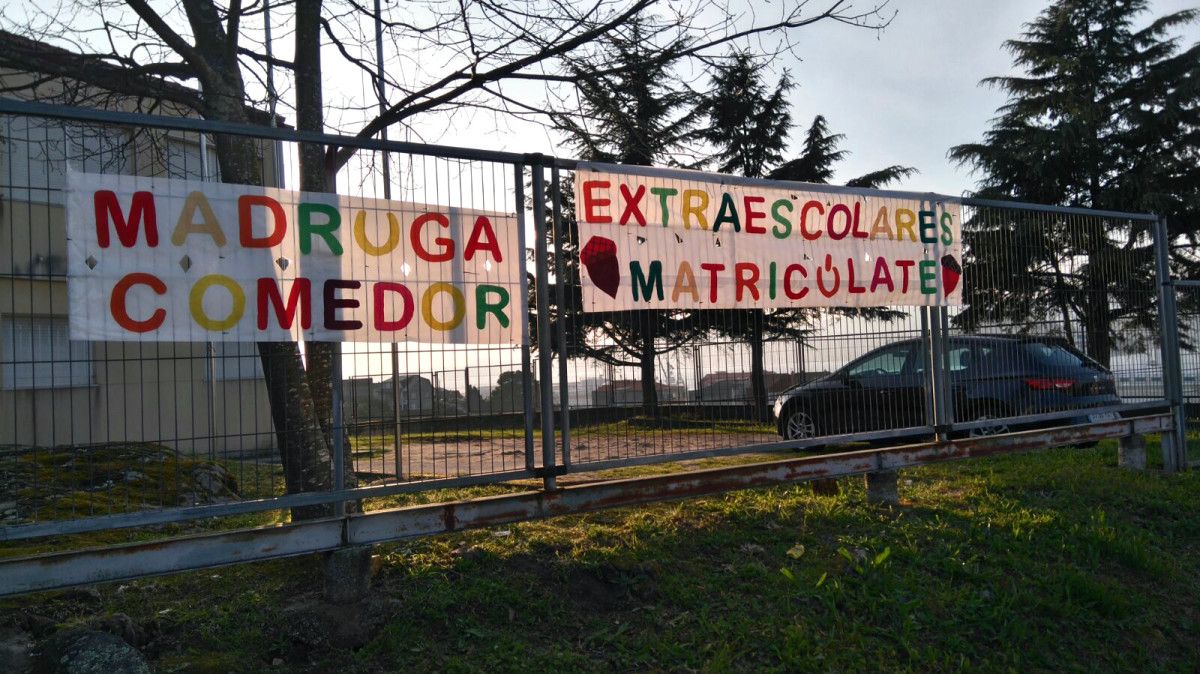 Pancartas no CEIP A Carballeira de Lourizán