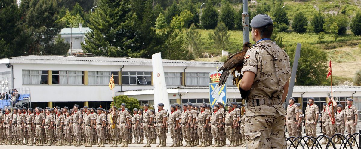 La Brilat presenta a su nueva macota, un Azor, con motivo del XLVII aniversario de la Brigada