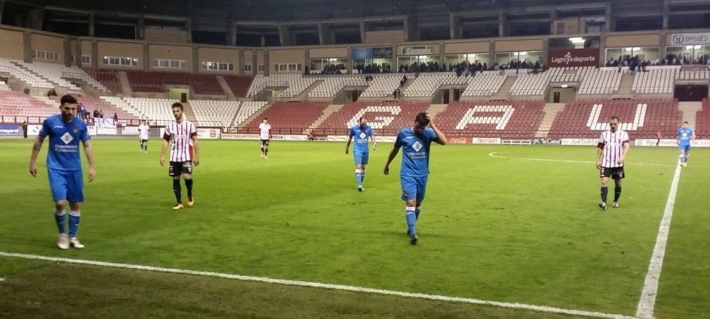 Los jugadores del Pontevedra se retiran de Las Gaunas tras ser derrotados por el Logroñés Los jugadores del Pontevedra se retiran de Las Gaunas tras ser derrotados por el Logroñés