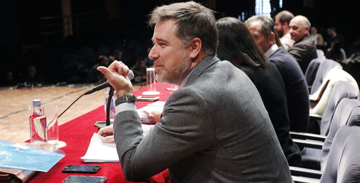 Jacobo Moreira no pleno municipal con Agustín Fernández no fondo