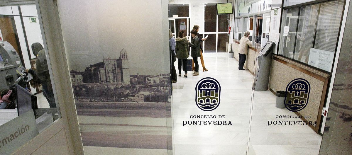 Entrada del edificio administrativo del Concello de Pontevedra en la calle Michelena