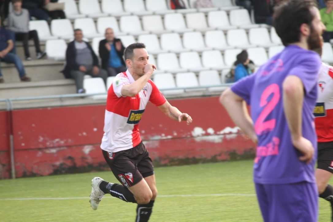 Cardeñosa celebra o primeiro gol do Arosa fronte ao Verín na Lomba