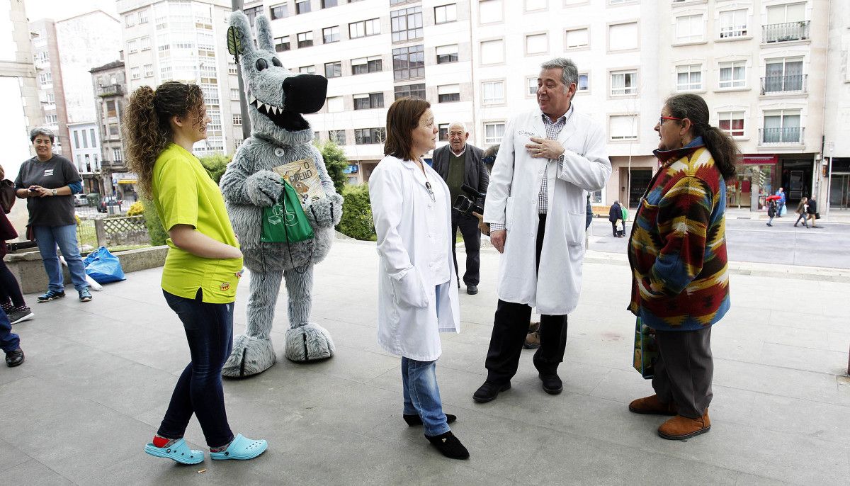 Responsables do equipo médico xunto a Orbil, mascota do Salón do Libro