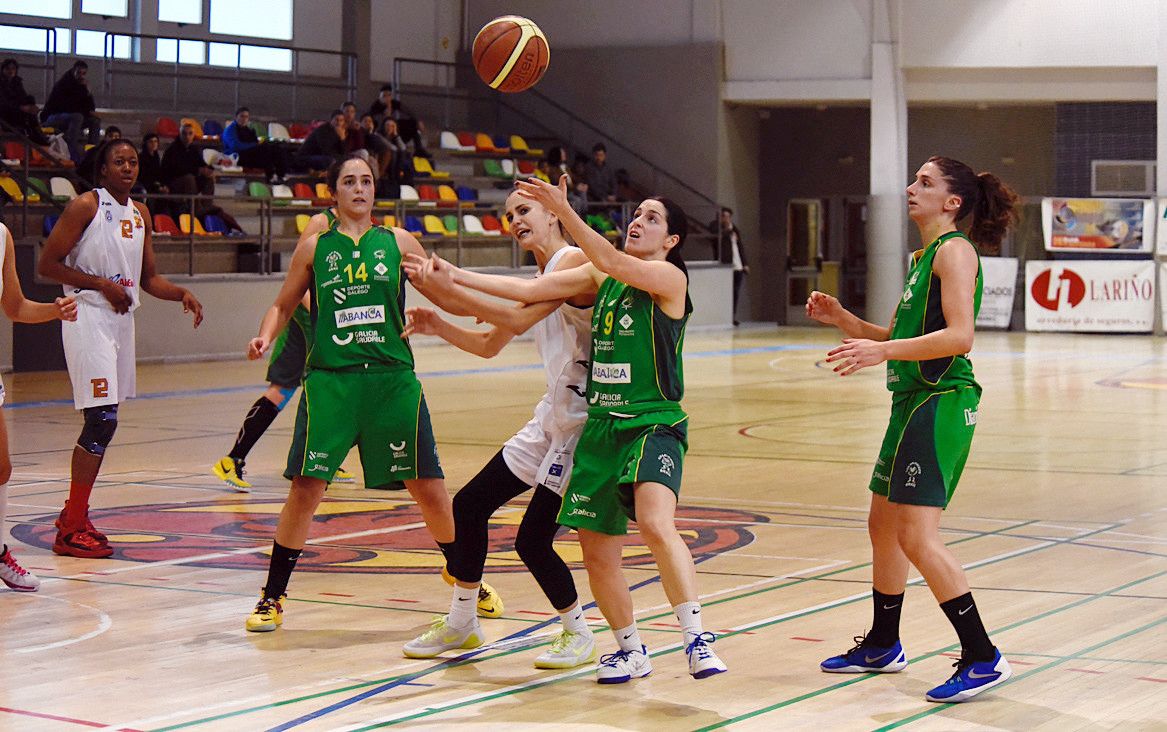 Carla Fernández (centro) en el partido entre Arxil y Ciudad de los Adelantados