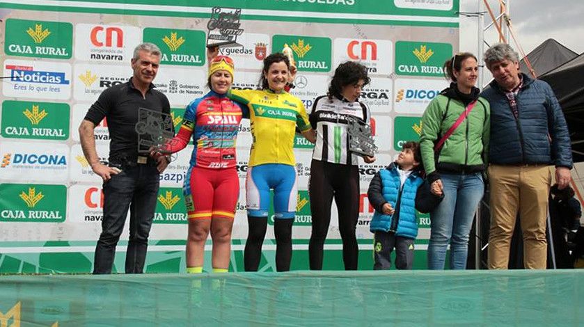 Lucía Vázquez en el podio del Superprestigio en Arguedas