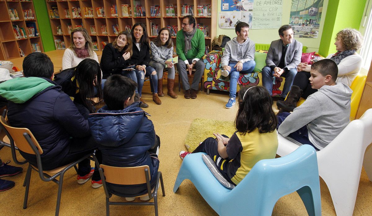 Reunión de Luis Bará y Carmen Fouces con la comunidad escolar de Barcelos