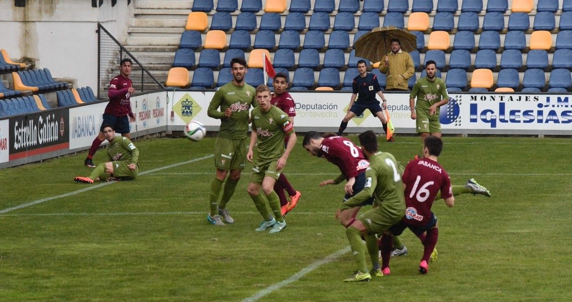 Álex Fernández consigue con este remate el gol del empate del Pontevedra frente al Sporting B en Pasarón Álex Fernández consigue con este remate el gol del empate del Pontevedra frente al Sporting B en Pasarón