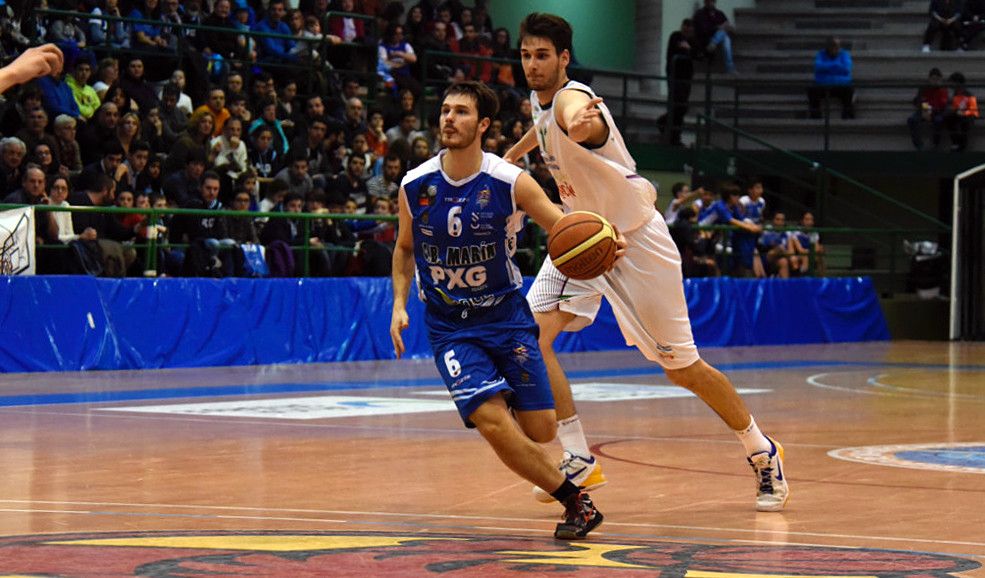Manu Ferreiro en el partido entre Marín Peixe Galego y Clínicas Rincón en A Raña