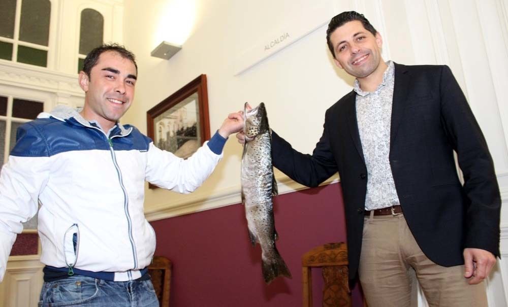 Iván Díaz coa troita de tres quilos que pescou en Ponte Caldelas