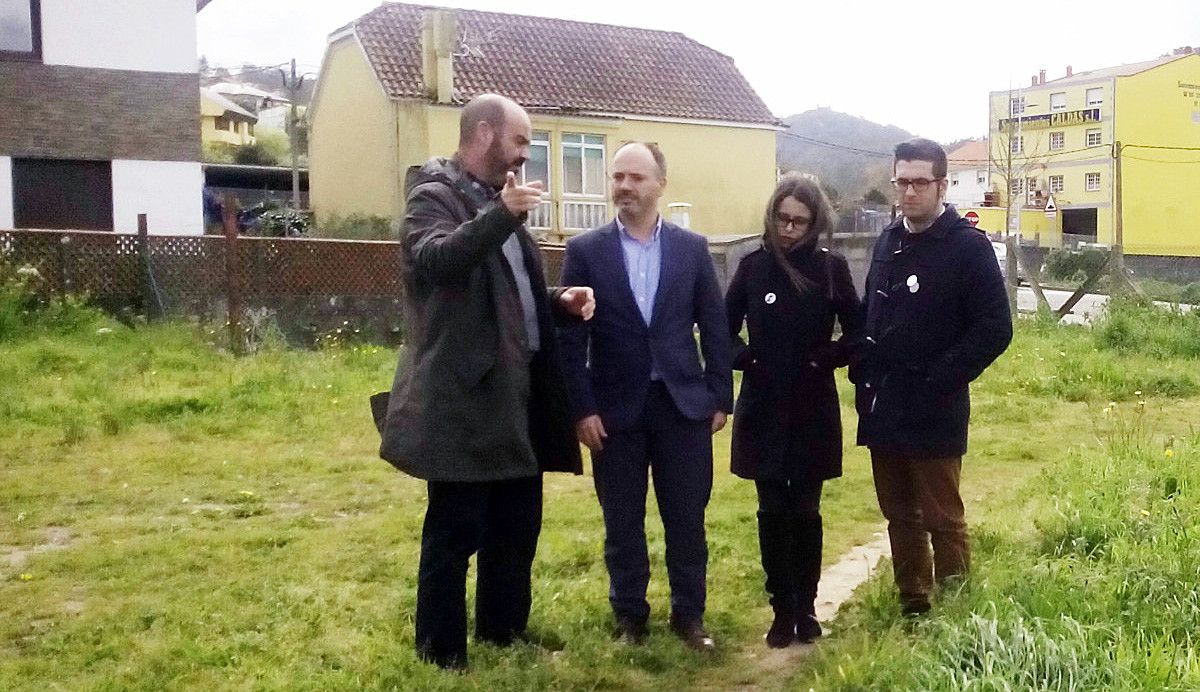 Visita de Félix Juncal y David Regades a los terrenos de la futura piscina municipal de Bueu