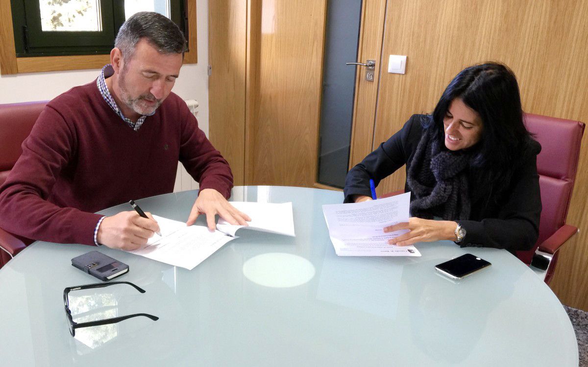 Xosé Manuel Fernández Abraldes e Lupe Murillo firman o convenio de colaboración