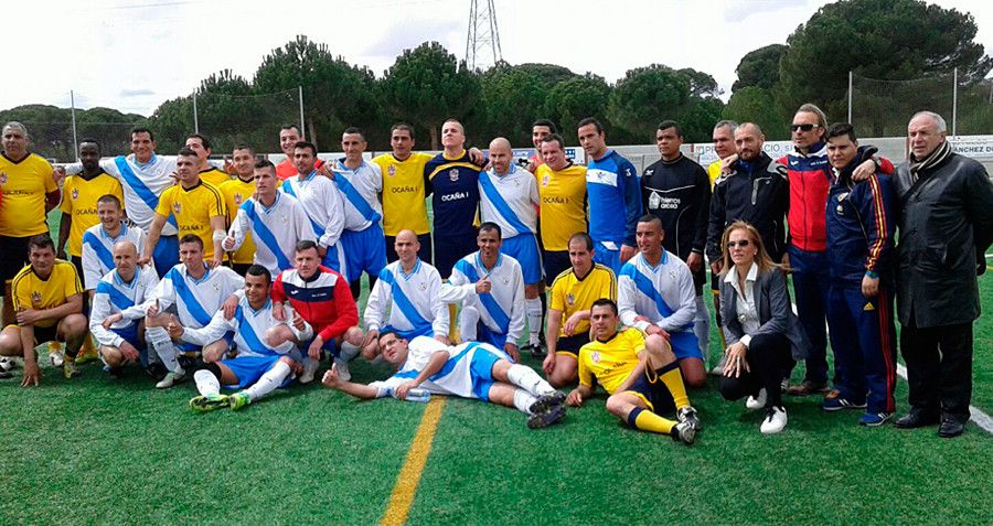 Equipo de fútbol del penal de A Lama tras el partido ante Ocaña I