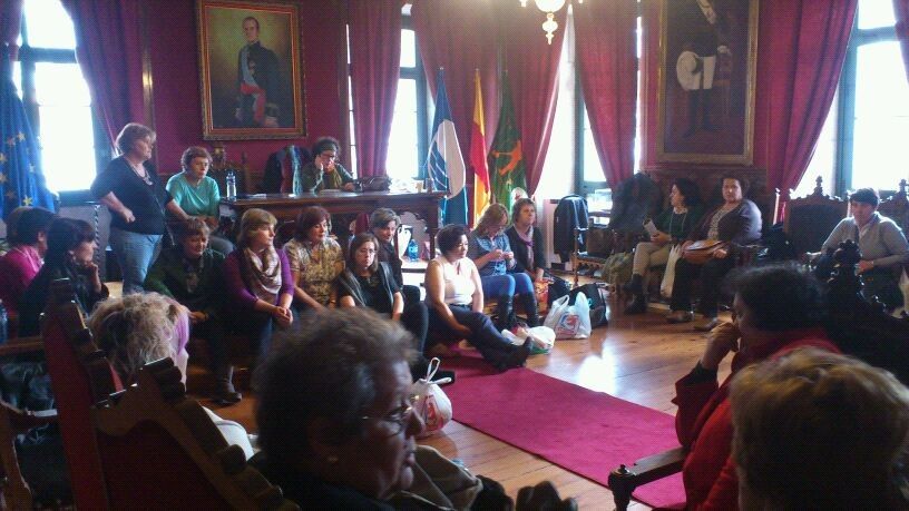 Trabajadoras de Alfageme en el salón noble del Concello de Vilagarcía Trabajadoras de Alfageme en el salón noble del Concello de Vilagarcía