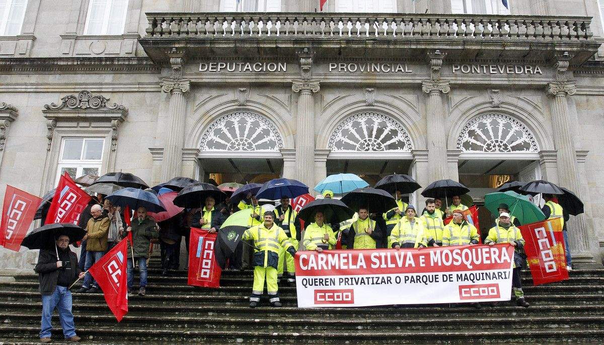 Concentración dos traballadores do Parque de Maquinaria da Deputación