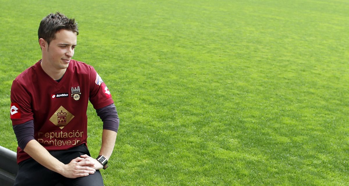 Javi Otero posa en Pasarón en su presentación como jugador del Pontevedra