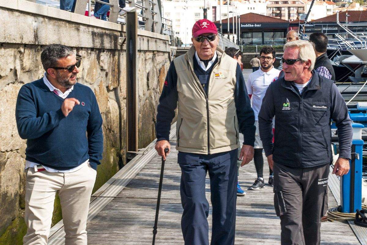 El Rey Don Juan Carlos, en los pantalanes del puerto deportivo de Sanxenxo