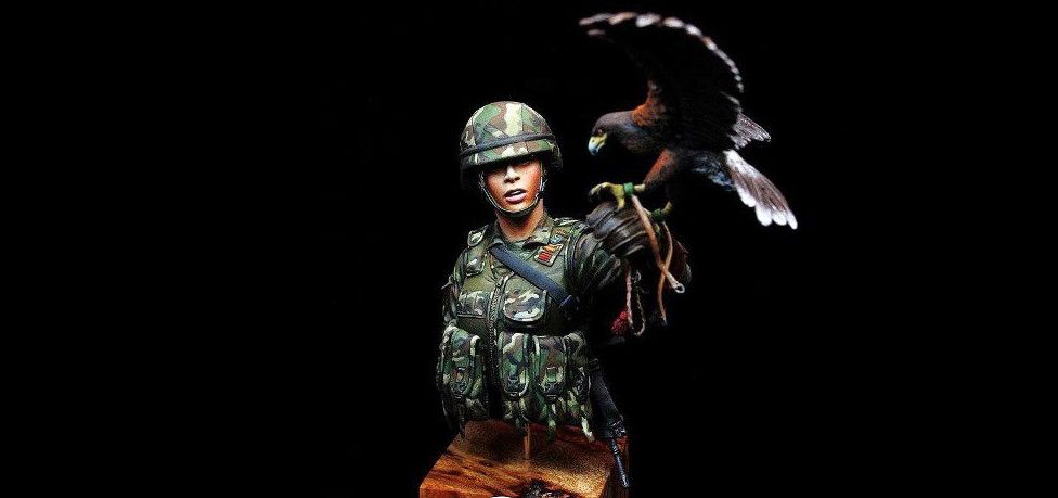 Obra 'Del pasado honor, del presente orgullo' con el azor de la Brilat