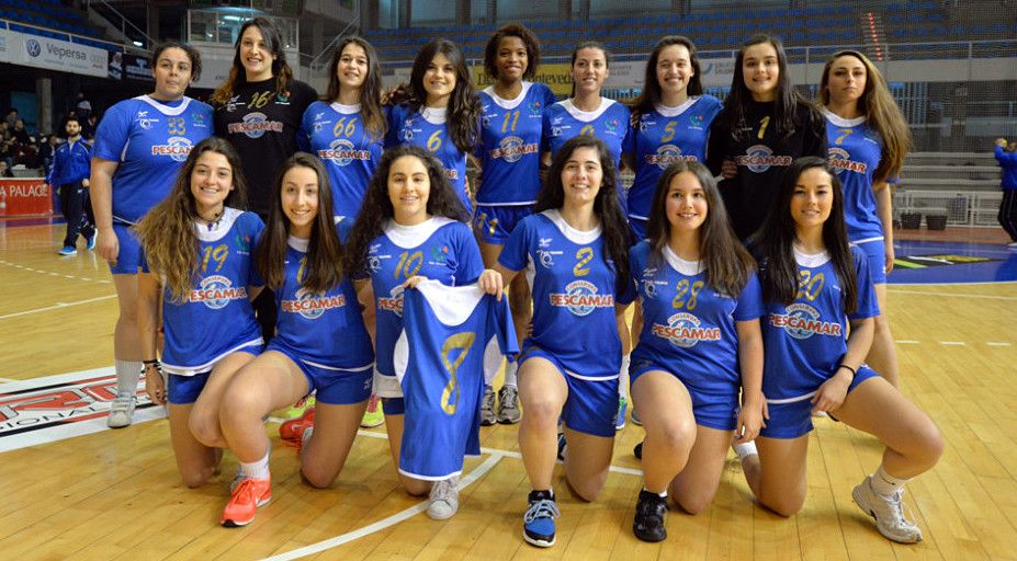 Equipo femenino del Teucro en la presentación de equipos 2015-2016