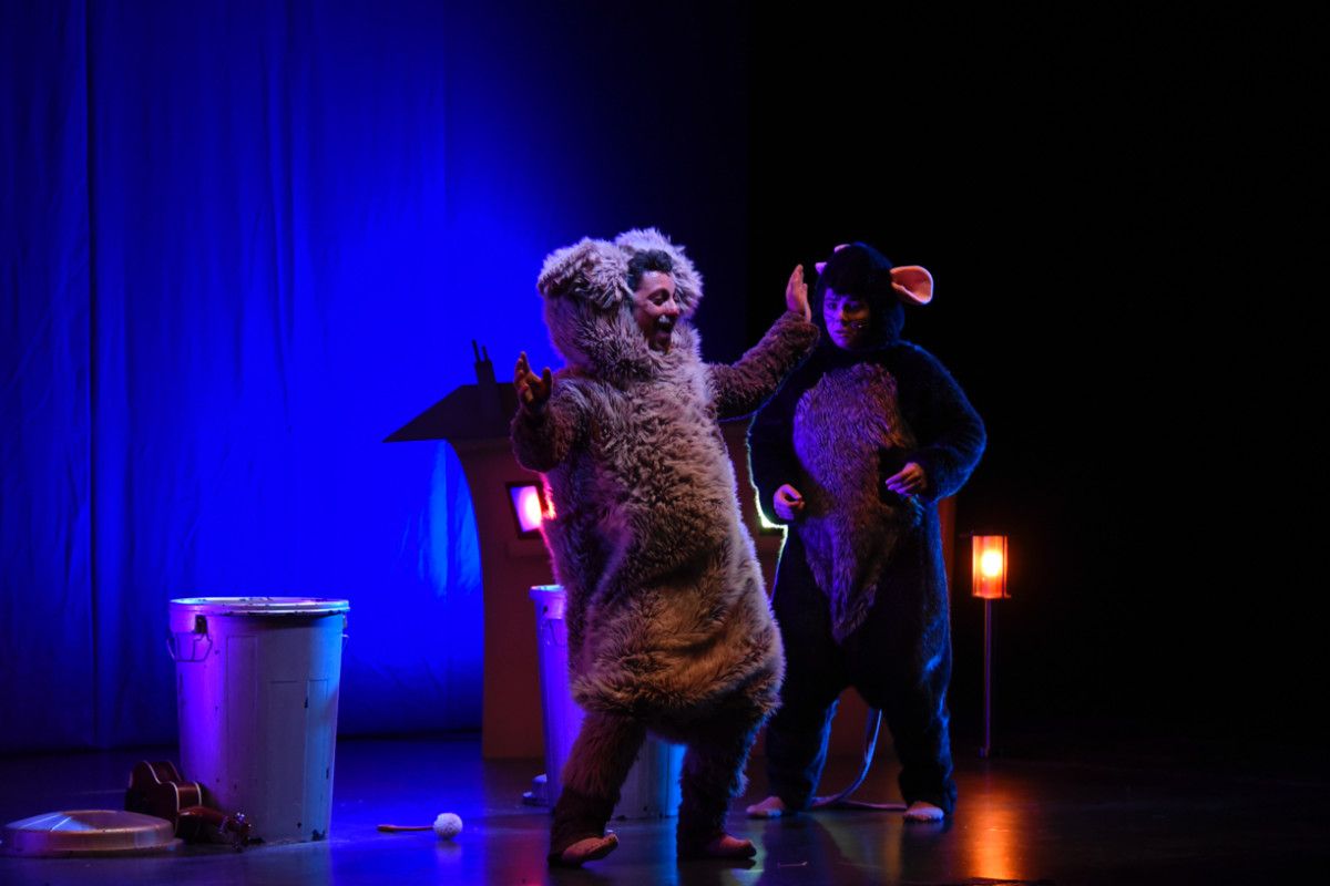 Representación no Pazo da Cultura do espectáculo "Roedores" de Redrum Teatro