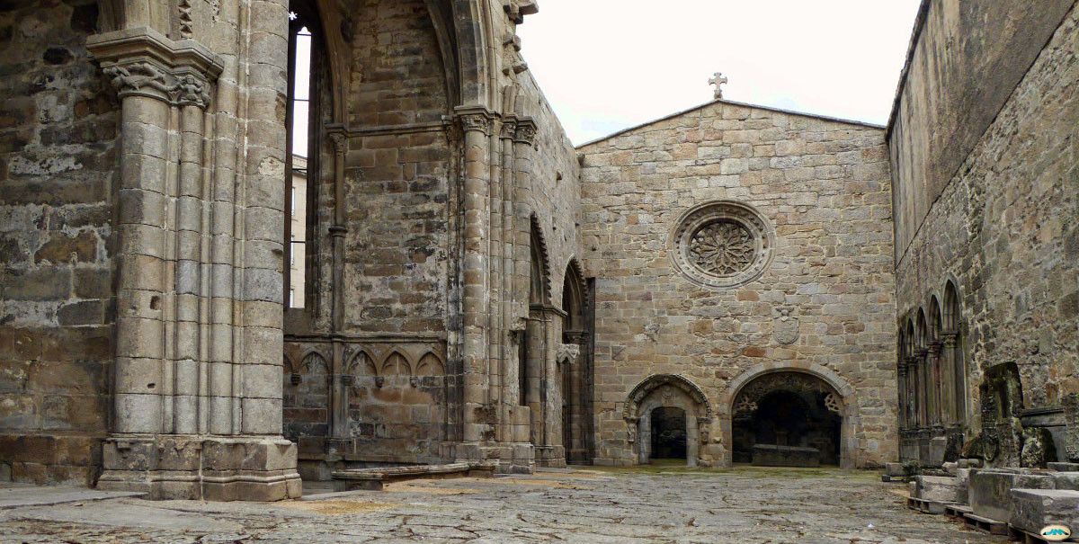 Ruínas de San Domingos co rosetón que se vai restaurar ao fondo