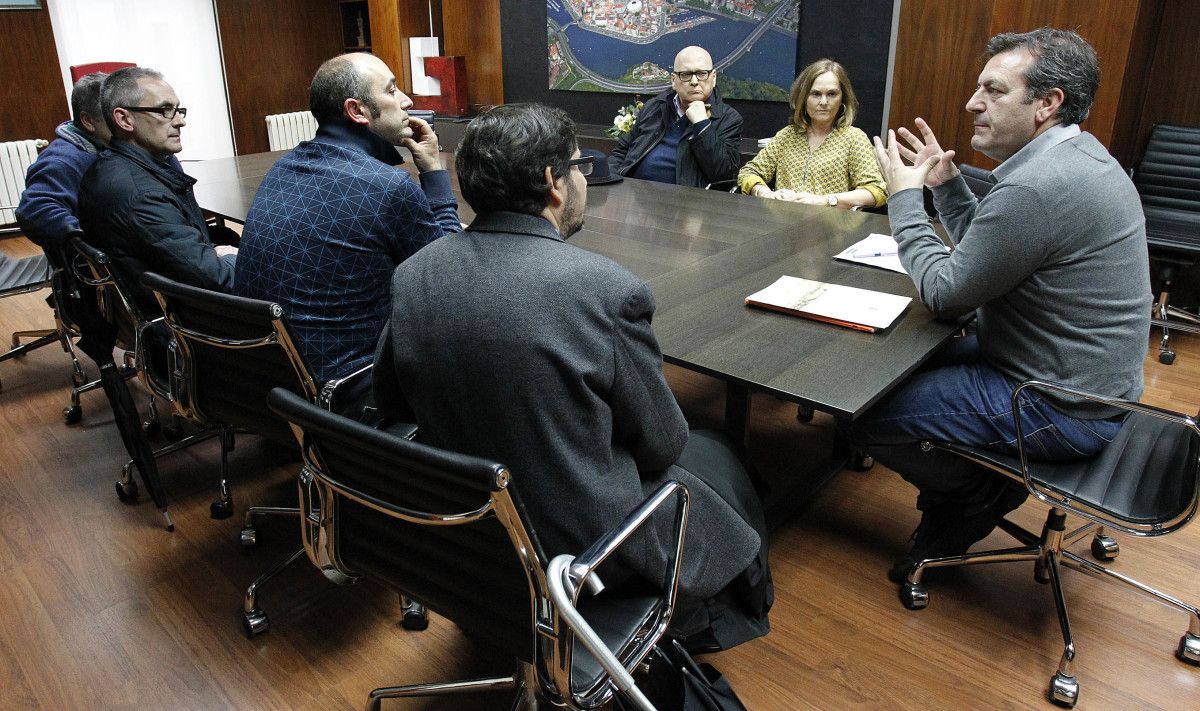 Xuntanza de Luis Bará con comerciantes de Cruz Gallástegui e Castelao