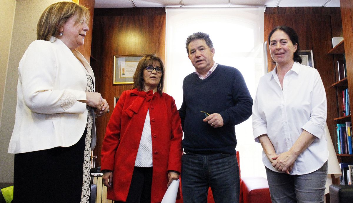 Representantes de la asociación A Fieitiña con el alcalde Miguel Anxo Fernández Lores