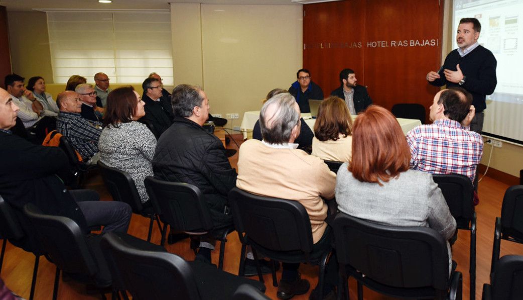 Reunión de Jacobo Moreira con vecinos y comerciantes del centro urbano