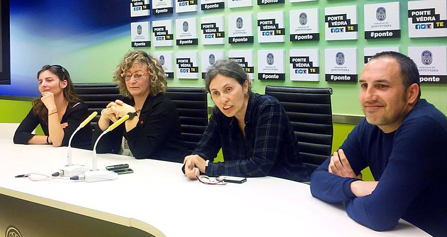 A concelleira Carmen Fouces con representantes da ANPA do Colexio de Barcelos