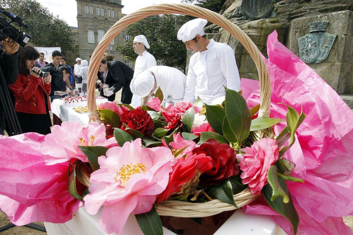 Degustación de produtos elaborados con camelias a cargo de estudantes do Carlos Oroza