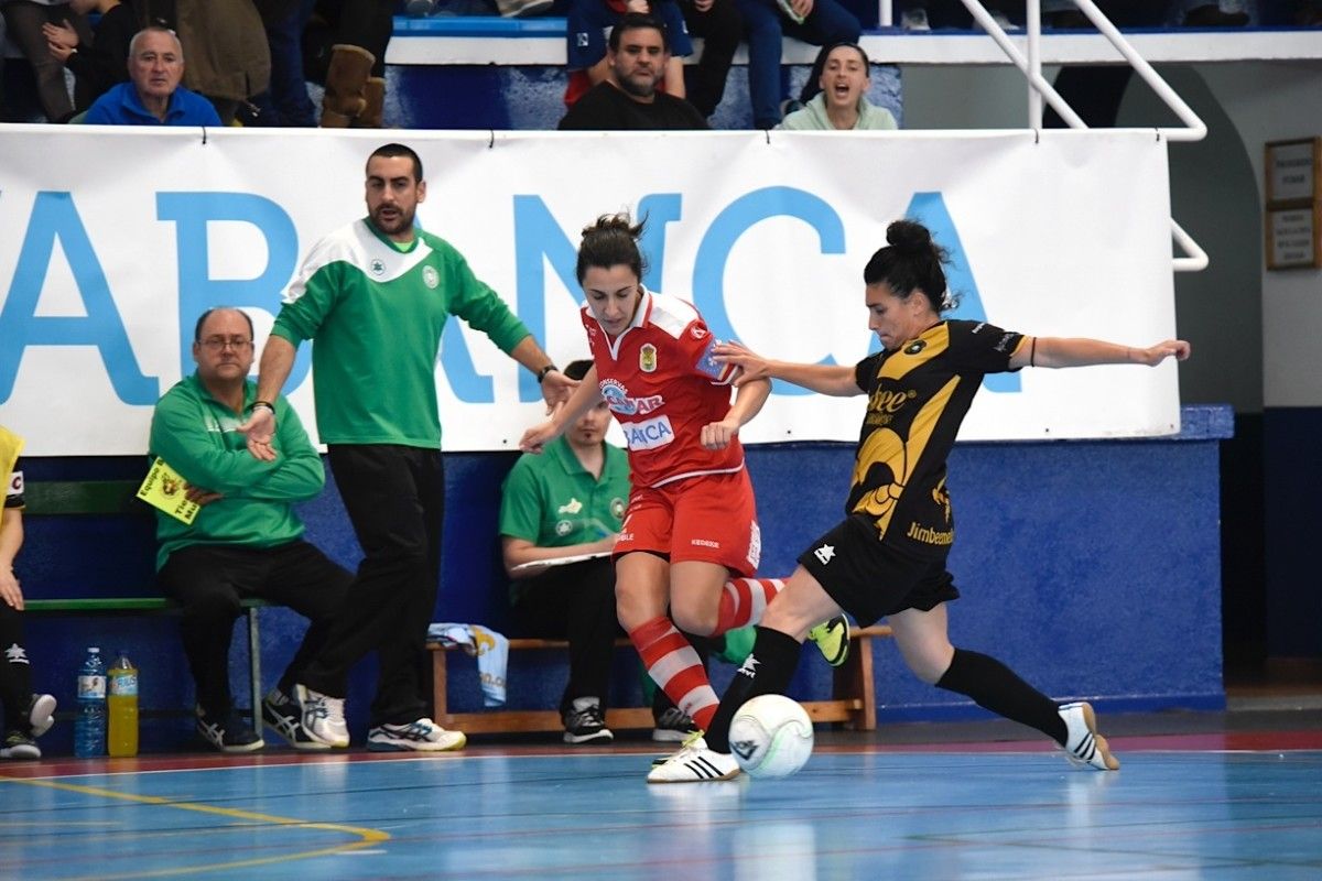 Marta Peñalver (dereita) no partido entre Poio Pescamar e Roldán na Seca da temporada 15/16