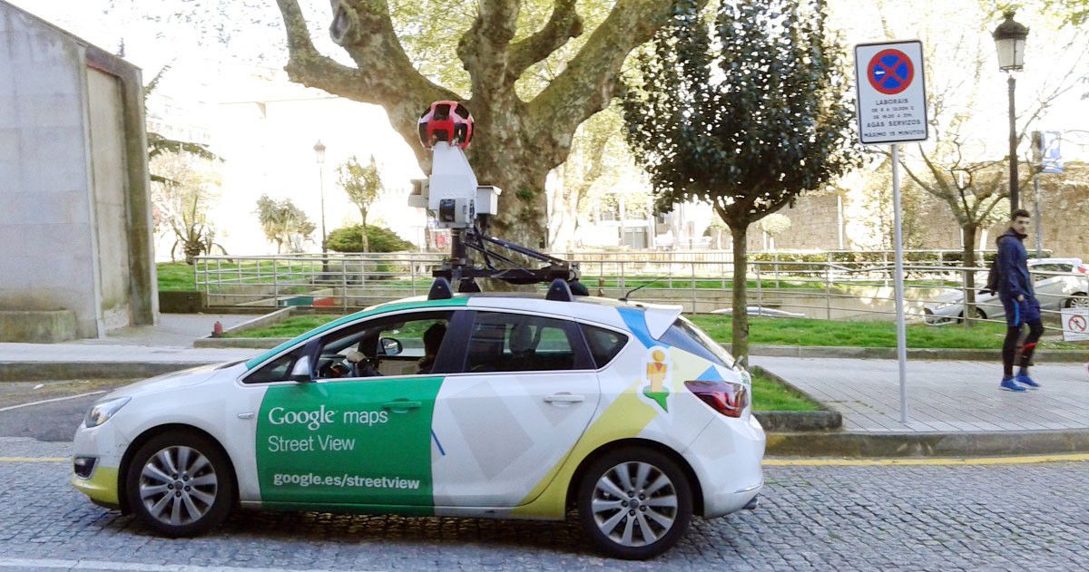 Coche de Google Street View en Pontevedra Coche de Google Street View en Pontevedra