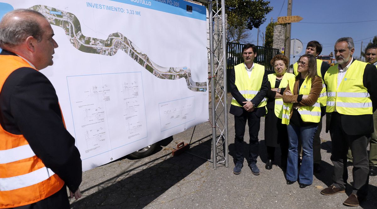 Ethel Vázquez no inicio das obras da senda da Lanzada
