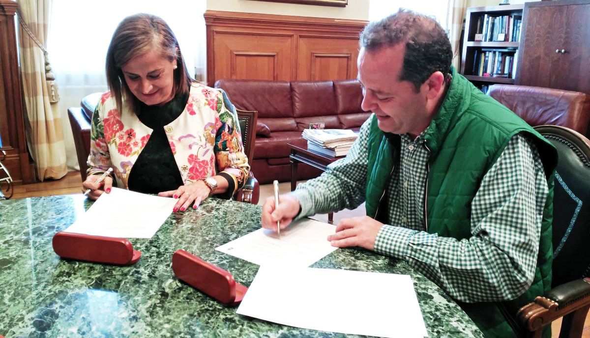 Carmela Silva e Juanjo García firman o acordo de patrocinio entre Deputación e Poio FS