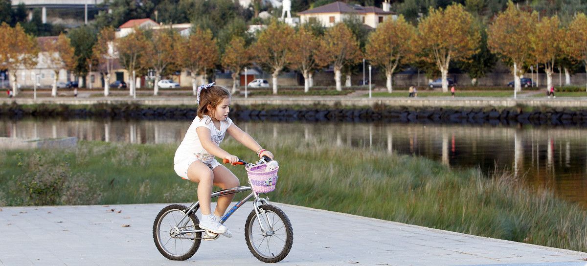 Unha nena en bici pola senda do Lérez