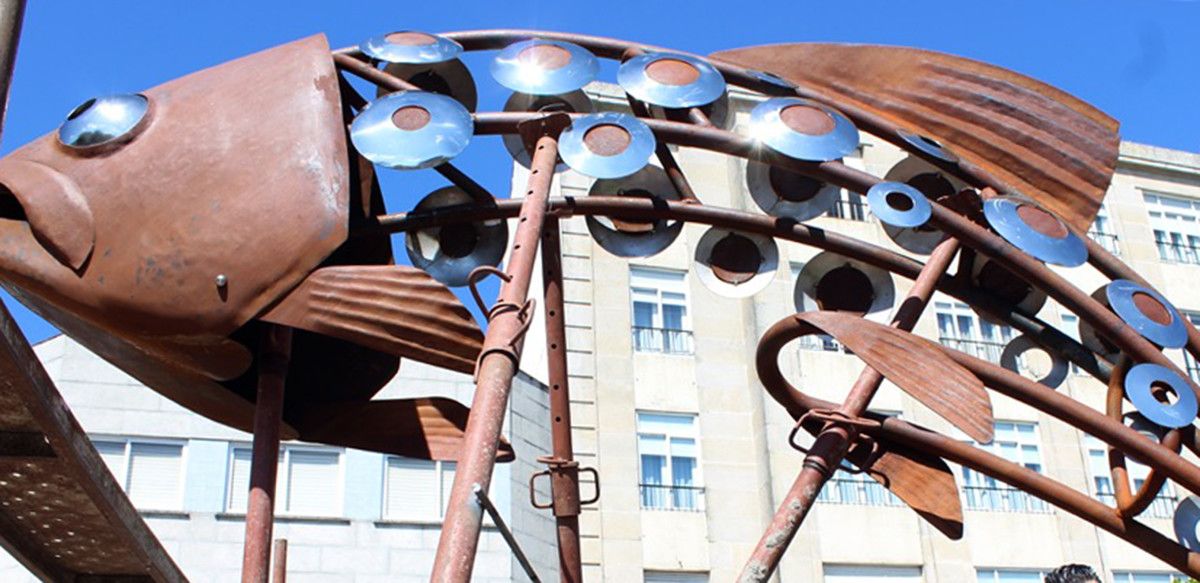 Escultura de Ortiz que conmemora os 50 anos de historia da Festa da Troita