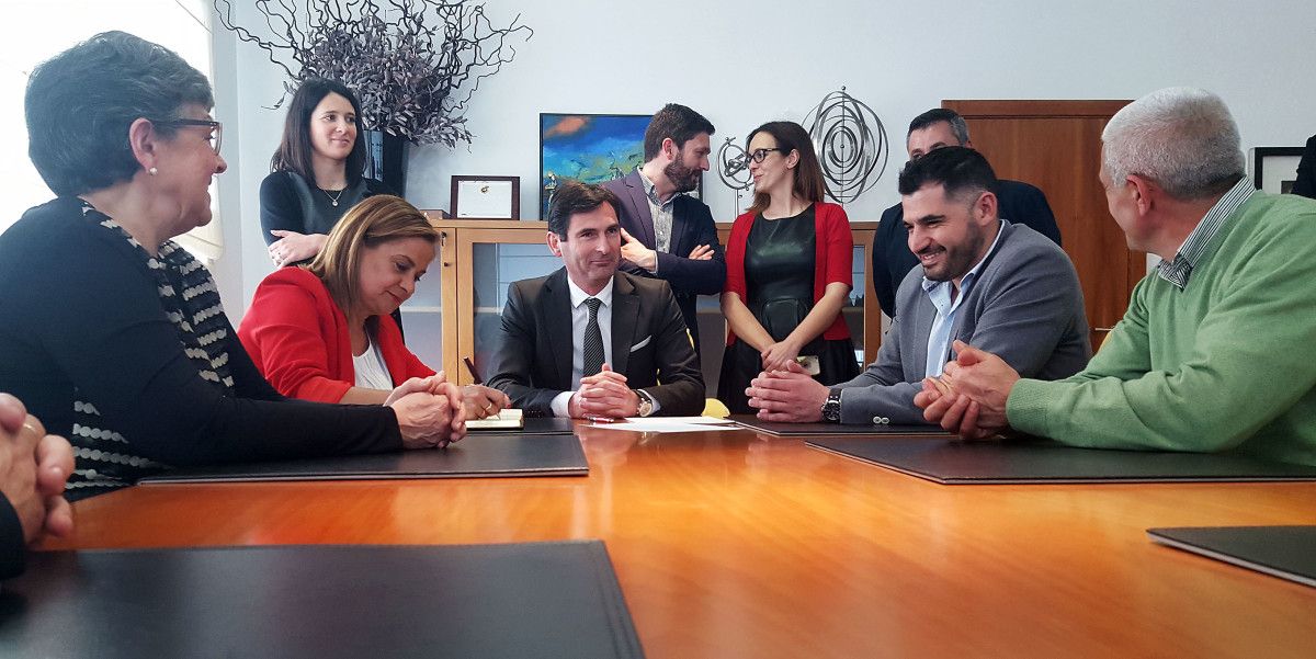 Sinatura do convenio para a reforma da avenida Luis Rocafort