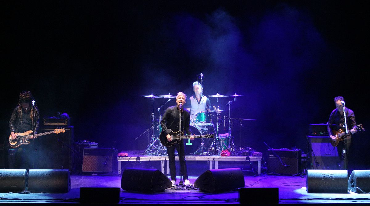 Concerto de Nada Surf no Pazo da Cultura